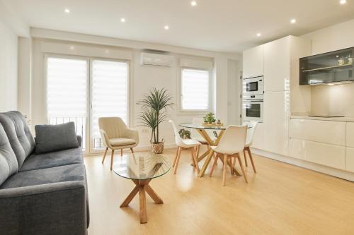 a living room with a couch and a table and chairs at Del Valle Hogar Centro in Córdoba