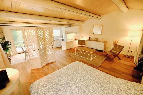 un salon avec un canapé et une table dans l'établissement L'Observateur, à Aix-en-Provence