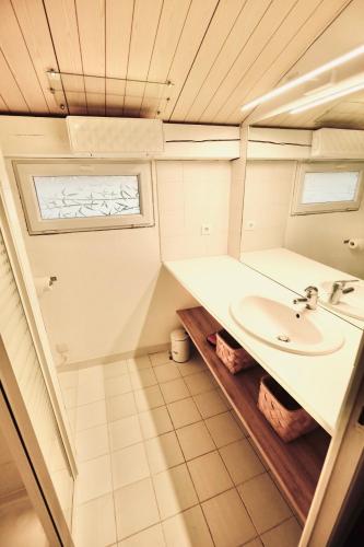 une salle de bain avec un lavabo et une fenêtre dans l'établissement L'Observateur, à Aix-en-Provence