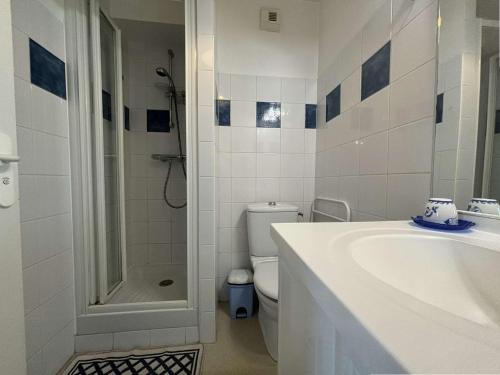 une salle de bain avec toilettes, lavabo et douche dans l'établissement Studio LA ROCHELLE - LR060-A06, à La Rochelle