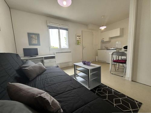 un salon avec un canapé et une table dans l'établissement Studio LA ROCHELLE - LR060-A06, à La Rochelle