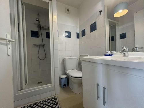 une salle de bain avec toilettes, lavabo et douche dans l'établissement Studio LA ROCHELLE - LR060-A06, à La Rochelle