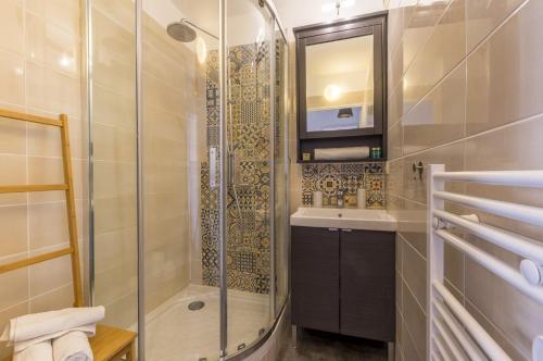 une salle de bain avec douche et lavabo dans l'établissement Terrasse en ville - Premiere conciergerie, à Montpellier