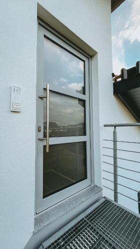 a window on the side of a house at Gemütliche Studiowohnung in Melsbach