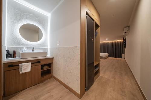 a bathroom with a sink and a mirror at Cheonan H-Avenue Cheonan Buldang in Cheonan