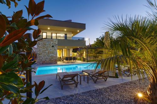 Πισίνα στο ή κοντά στο Pieron & Bavigo Villas - Spa Oasis