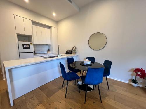 Dapur atau dapur kecil di Luxe 2BR Executive Apartment Kingston Pool Parking WiFi BBQ Wine