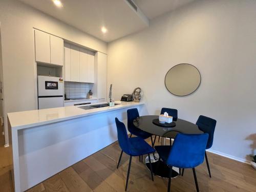 Dapur atau dapur kecil di Luxe 2BR Executive Apartment Kingston Pool Parking WiFi BBQ Wine