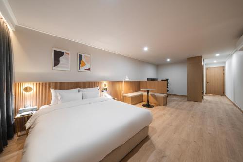 a bedroom with a large white bed in a room at Cheonan H-Avenue Cheonan Buldang in Cheonan
