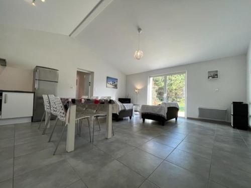 - un salon avec une table de ping-pong et des chaises dans l'établissement Maison 4 pièces 6 couchages Saint Georges d'Oléron SGO000-075, à Saint-Georges-dʼOléron