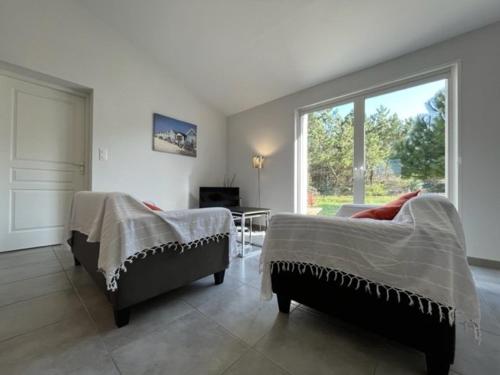 une chambre avec deux lits et une grande fenêtre dans l'établissement Maison 4 pièces 6 couchages Saint Georges d'Oléron SGO000-075, à Saint-Georges-dʼOléron