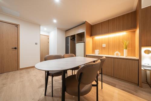 a kitchen and dining room with a table and chairs at Cheonan H-Avenue Cheonan Buldang in Cheonan