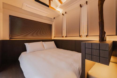 Un dormitorio pequeño con una cama y una ventana. en Luxury Hanok Stay in Breeze, en Seúl