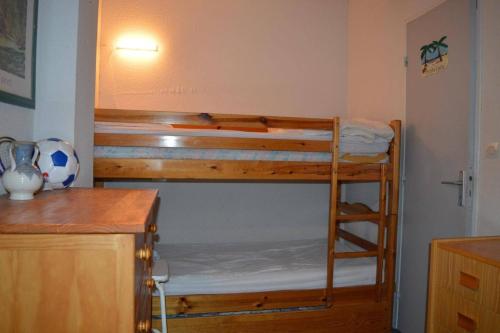une chambre avec deux lits superposés dans une pièce dans l'établissement Maison 3 pièces mezzanine 8 couchages sc105-013, à Saint Cyprien Plage