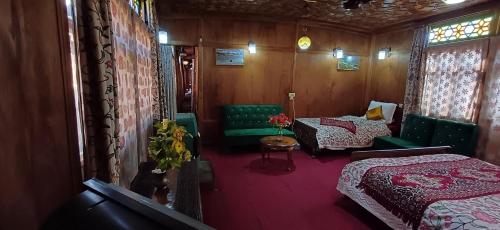 Postel nebo postele na pokoji v ubytování Houseboat sheikh palace