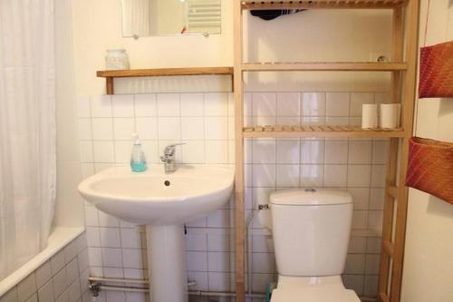 une petite salle de bain avec un lavabo et des toilettes dans l'établissement Appt Studio mezza LA ROCHELLE - LR180-291, à La Rochelle