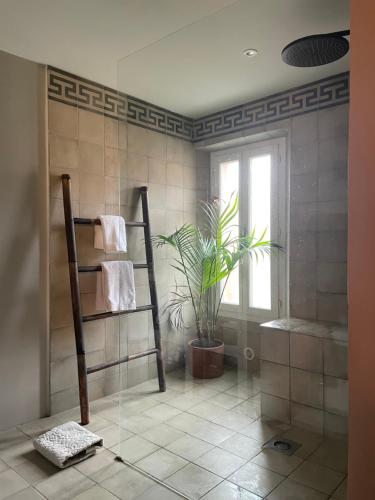 Ένα μπάνιο στο Cosy and Chic Apartment