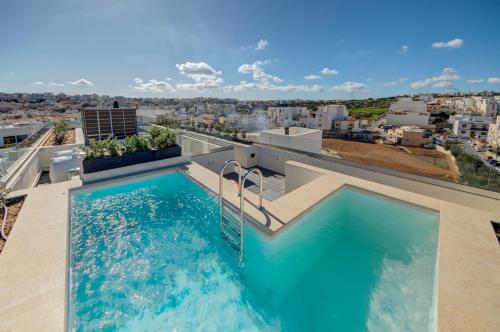 Πισίνα στο ή κοντά στο Kuya -Private 2BR Penthouse with Pool & Sunbeds By JL
