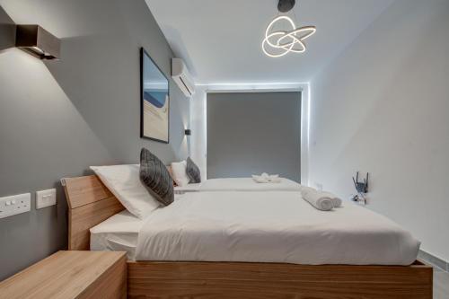Ένα ή περισσότερα κρεβάτια σε δωμάτιο στο Kuya -Private 2BR Penthouse with Pool & Sunbeds By JL