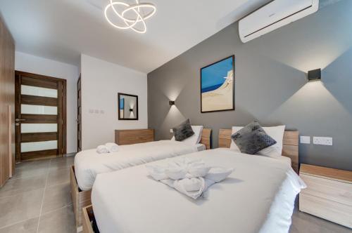 Ένα ή περισσότερα κρεβάτια σε δωμάτιο στο Kuya -Private 2BR Penthouse with Pool & Sunbeds By JL