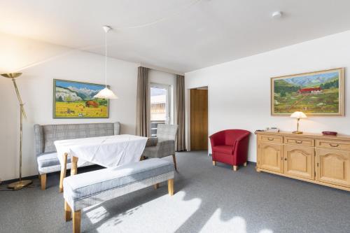 een woonkamer met een tafel en stoelen bij Ferienwohnung Richter in Oberstdorf