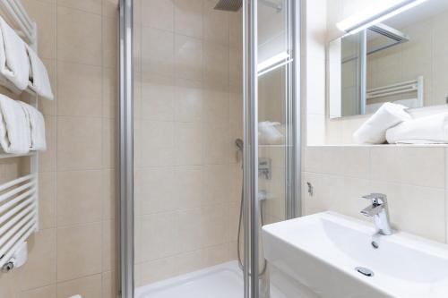 een badkamer met een douche en een wastafel bij Ferienwohnung Richter in Oberstdorf