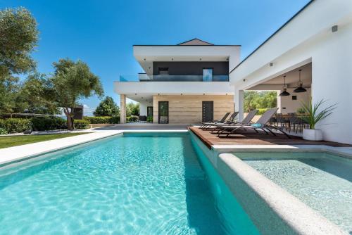 Bazén v ubytovaní Luxurious Villa Laurea near Labin with Pool, Sauna & Sea View alebo v jeho blízkosti