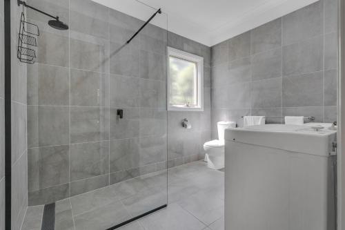 un bagno con doccia e WC di Murray River Resort a Moama
