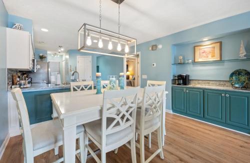 Η κουζίνα ή μικρή κουζίνα στο 10G Birdies on 17 condo by Peace Vacations
