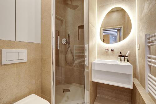 une salle de bain avec une douche, des toilettes et un lavabo dans l'établissement TBS 304 - Charming studio in Paris, à Paris