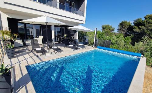 Bazén v ubytovaní Villa Pura Vida with Sea View alebo v jeho blízkosti