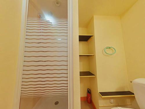 une douche avec une porte vitrée dans une salle de bain dans l'établissement Studio La Rochelle - LR180-010, à La Rochelle