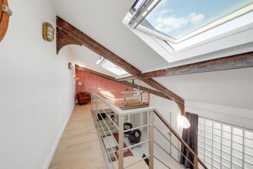 une lucarne dans un loft avec un mur en briques dans l'établissement Large luxury Loft for 6 people by Weekome, à Paris