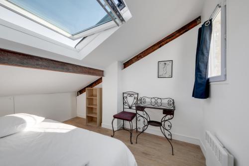 une chambre avec un lit, une table et une fenêtre dans l'établissement Large luxury Loft for 6 people by Weekome, à Paris