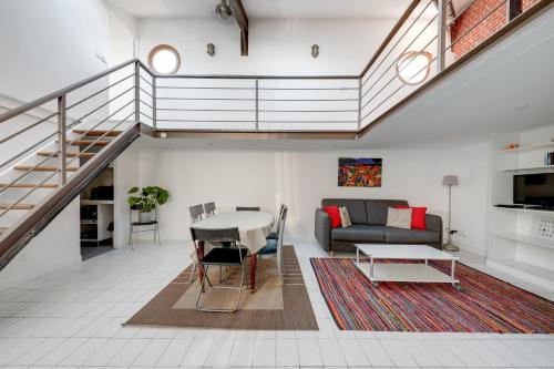 un salon avec un canapé et une table dans l'établissement Large luxury Loft for 6 people by Weekome, à Paris