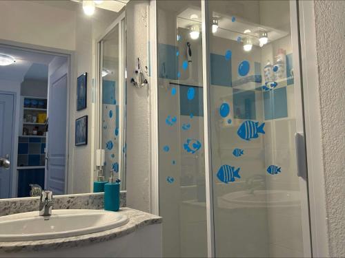 une salle de bain avec douche et lavabo dans l'établissement SP170-003 Maison 3 pièces mezzanine SAINT PIERRE LA MER, à Saint Pierre La Mer