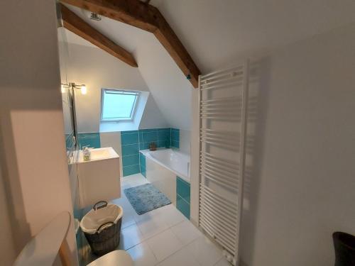 une salle de bain avec toilettes, lavabo et baignoire dans l'établissement La petite vallée, à Saint-Calais-du-Désert