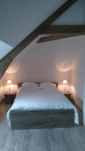 - une chambre avec un lit et 2 lampes sur les tables dans l'établissement La petite vallée, à Saint-Calais-du-Désert