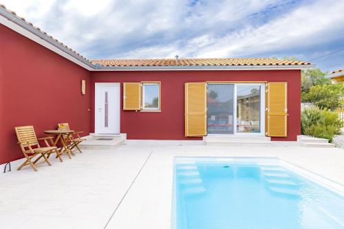 Red House Trget with Swimming Pool, Sauna and Jacuzzi
