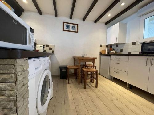 une cuisine avec une machine à laver dans une pièce dans l'établissement Appartement 3 pièces CHATELAILLON - CL130-223, à Châtelaillon-Plage
