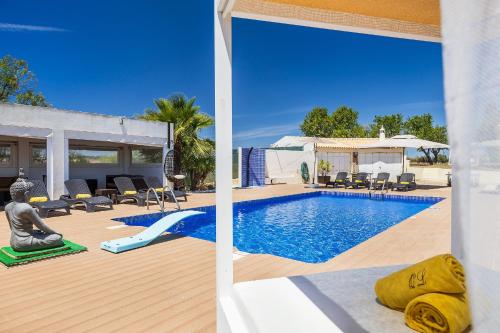 a swimming pool in a villa with a house at Loendros, Calma Moradia com Piscina Privada, Guia in Guia