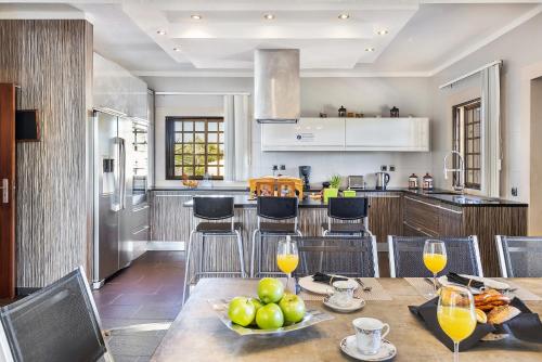 a kitchen with a table with fruit on it at Loendros, Calma Moradia com Piscina Privada, Guia in Guia