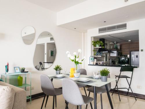 Adorable Sunny Apartment with Free Pool and Mall Access