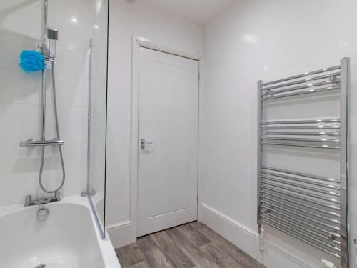 Bilik mandi di Pass the Keys Modern Lovely Flat in St Johns Chapel