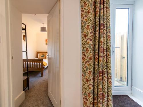 Katil atau katil-katil dalam bilik di Pass the Keys Modern Lovely Flat in St Johns Chapel