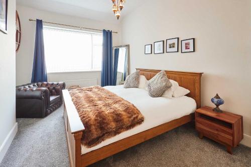 une chambre avec un grand lit et une fenêtre dans l'établissement Host & Stay - By The Sea, à Newbiggin-by-the-Sea