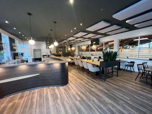 una sala da pranzo con tavoli e sedie in un ristorante di Erlebniswelt Resort Apartment 9 a Reken