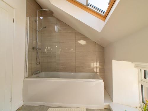 Koupelna v ubytování Pass the Keys Bright & Modern Flat 3Bd 3Bath Contractors!