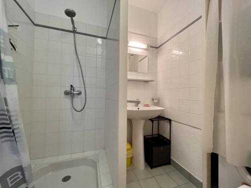 une salle de bain avec douche et lavabo dans l'établissement Appartement 2 pièces 3 couchages Saint Georges d'Oléron SGO000-060, à Saint-Georges-dʼOléron