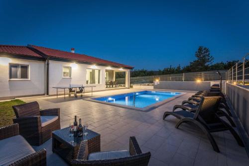 Bazén v ubytování Holiday Home Greta nebo v jeho okolí